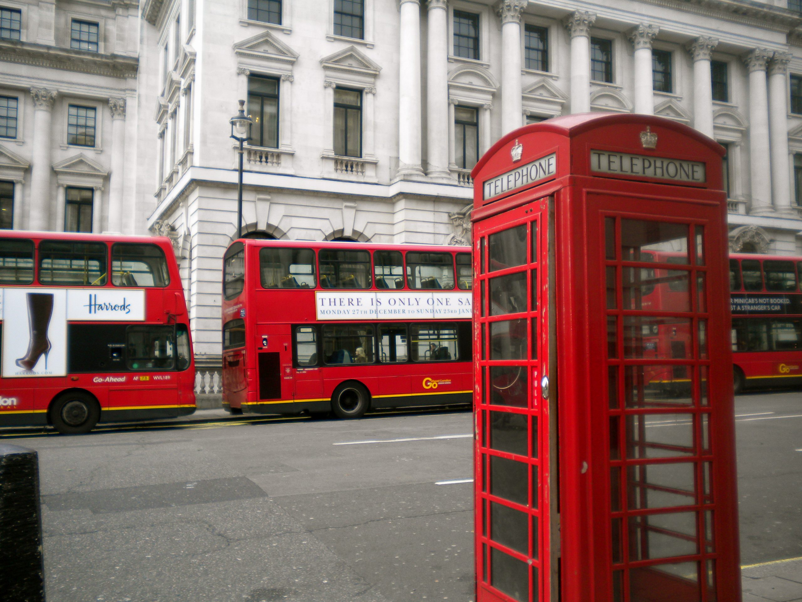 Британия телефон. Красная телефонная будка в Лондоне. Лондон Биг Бен и телефонная будка. Телефонная будка Англия. Достопримечательности Лондона телефонная будка.